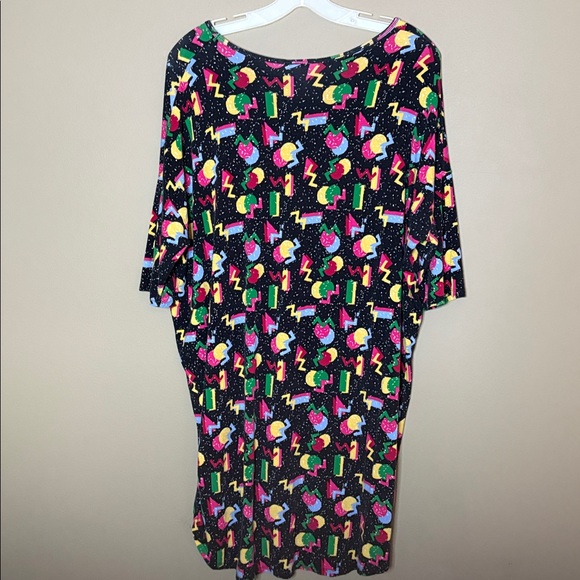 🌟 LULAROE: Patterned Tunic on Black Background/High Low- Size M   EUC - Picture 3 of 8